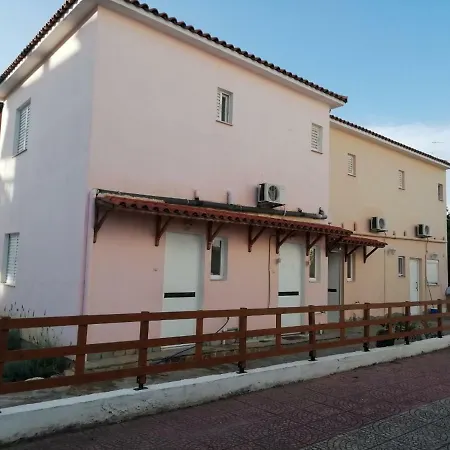 Maisonette Near The Beach بيت للعطل *