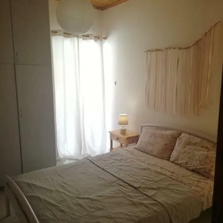 Maisonette Near The Beach بيت للعطل أكراتا